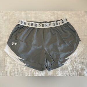 🩳 Under Armour Gray and White Women's Shorts, size Large